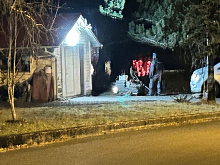 Sérsveitarmaður við störf á vettvangi.