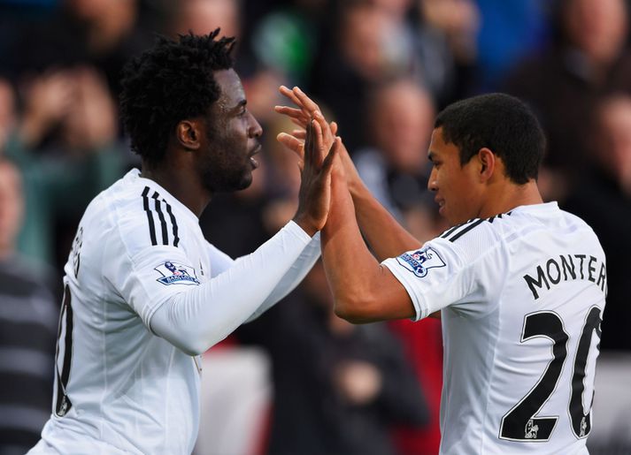 Bony fagnar marki með Jefferson Montero.
