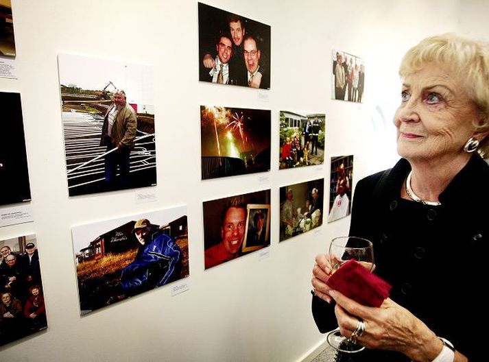 Salome Þorkelsdóttir var gerð að heiðursborgara Mosfellsbæjar í gær á tuttugu ára afmæli bæjarins. Bæjarbúar fjölmenntu í afmælisveislu í Listasal Mosfellsbæjar í Kjarna þar sem meðal annars var opnuð sýning á ljósmyndum úr bæjarlífinu. Salome tók sér tíma til að skoða myndirnar sem eru hluti af sögu bæjarins.