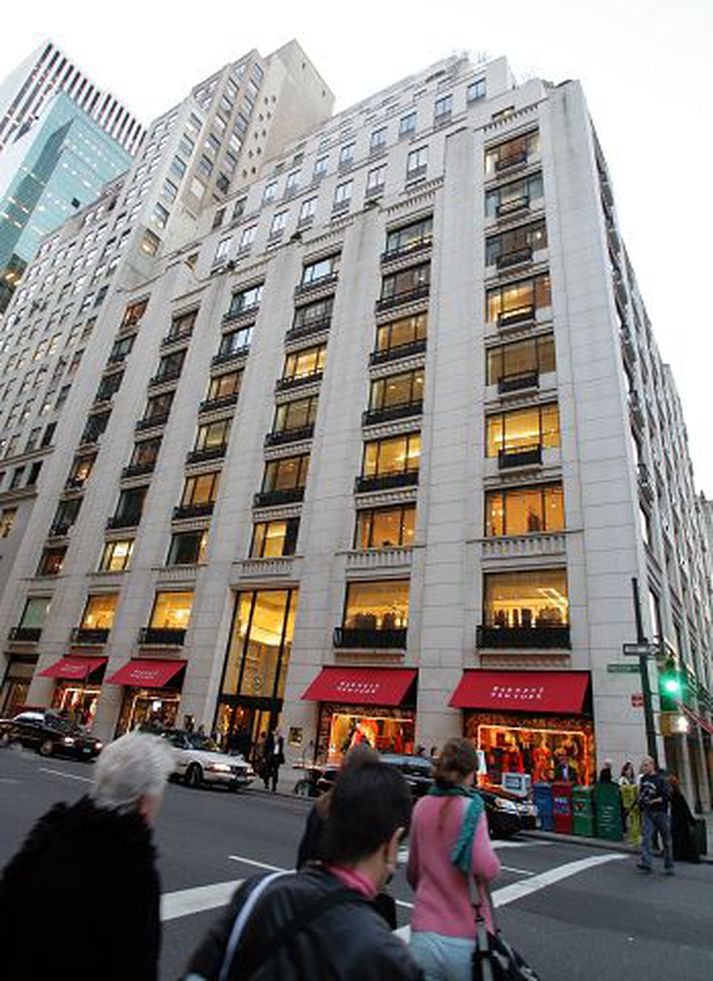 Tveir bjóðendur vilja kaupa bandarísku verslanakeðjuna Barney‘s í New York. Verðið er tvöfalt hærra en núverandi eigandi greiddi fyrir þremur árum.
