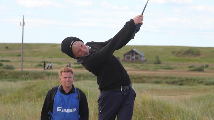 Gísli Sveinbergsson hefur leikið vel á Íslandsmótinu í höggleik. Hér slær hann á 16. teig á Strandarvelli.