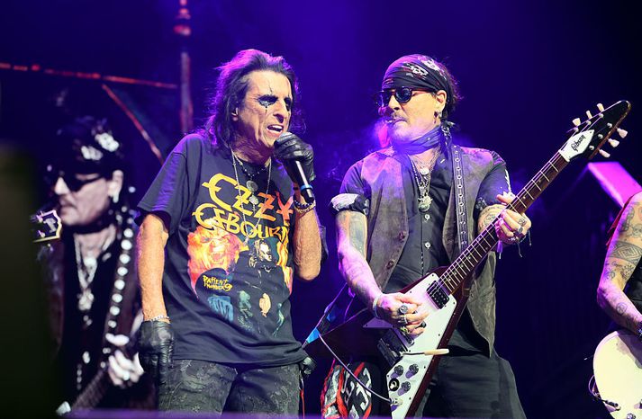 Cooper syngur meðan Depp riffar á rafmagnsgítarinn.