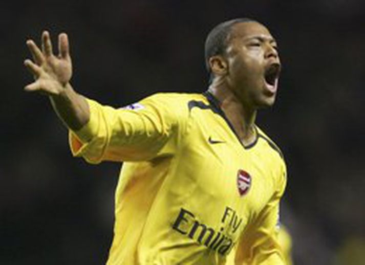Julio Baptista er lítið gefinn fyrir rigninguna á Englandi