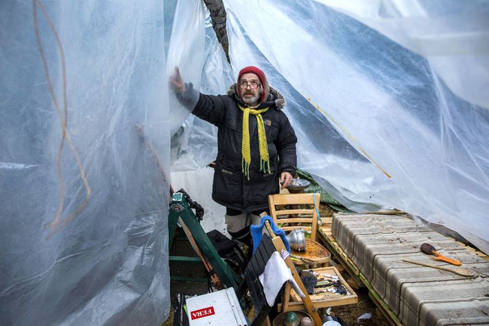 Tryggvi Hansen í einu tjalda sinna sem nú lítur helst út eins og himnarnir séu að hrynja yfir skógarbúann.