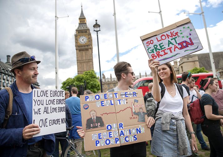 Ósáttir Bretar mótmæltu niðurstöðu Brexit-kosninganna fyrir utan breska þingið á laugardaginn. Fréttablaðið/EPA