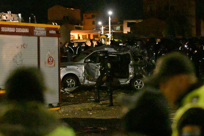 Brak og skemmdir bílar eru á víð og dreif um hraðbrautina.