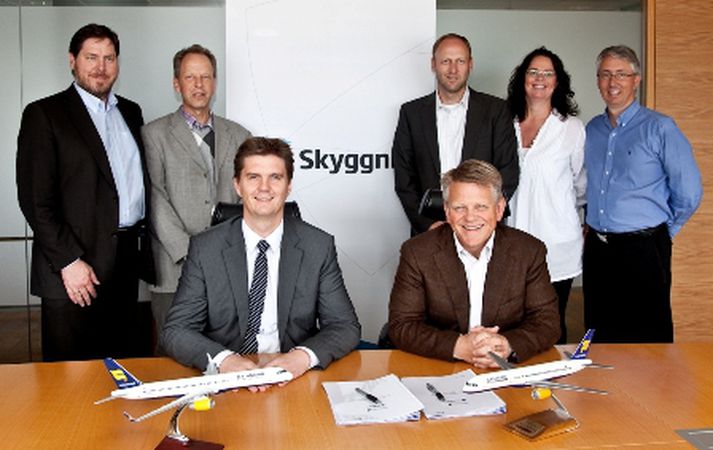 Aftari röð: Þorvaldur Jacobsen framkvæmdastjóri tæknisviðs Skyggnis, Ómar Örn Jósepsson viðskiptastjóri hjá Skyggni, Hlynur Elísson framkvæmdastjóri fjármála hjá Icelandair og Elísabet Halldórsdóttir og Guðmundur B. Ingason, upplýsingatæknideild Icelandair.
Fremri röð: Friðrik Þ. Snorrason, framkvæmdastjóri Skyggnis og Björgólfur Jóhannsson forstjóri Icelandair Group.