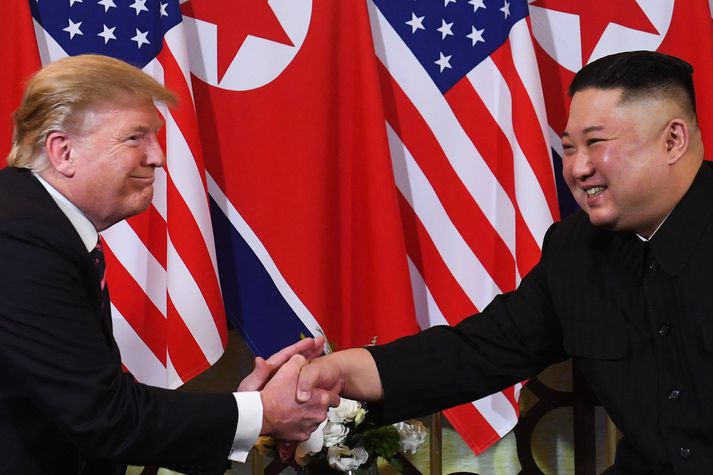 Donald Trump og Kim Jong-un í Víetnam í gær.