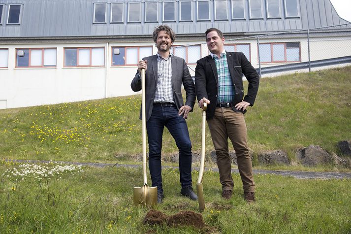Dagur B. Eggertsson borgarstjóri og Aron Ólafsson, formaður Stúdentaráðs Háskóla Íslands, tóku fyrstu skóflustunguna í dag.
