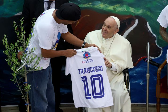 Ronaldinho færir Frans páfa fótboltatreyju.