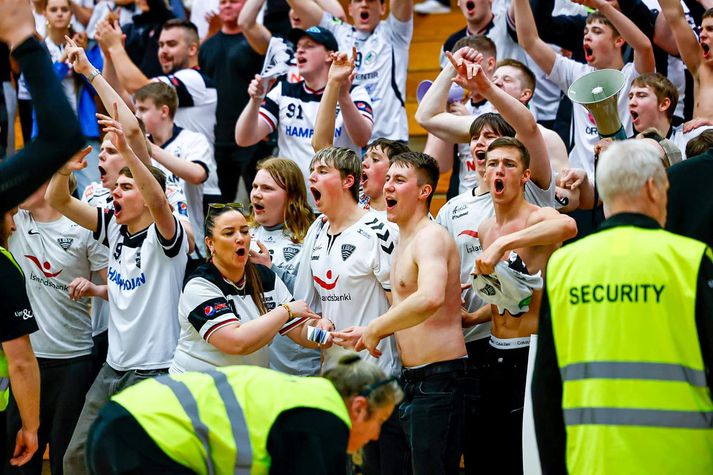 Stuðningsmenn ÍBV voru að vanda öflugir í úrslitakeppninni en einhverjir þeirra fóru yfir strikið að mati aganefndar HSÍ. Myndin tengist greininni óbeint.