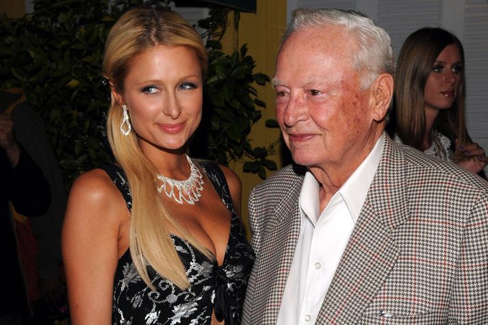 Paris Hilton með Barron afa sínum.