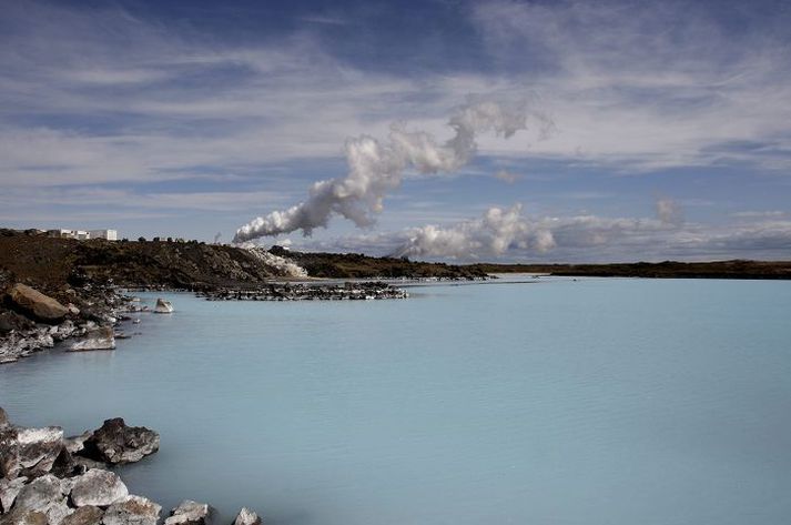 Frá upphafi hefur hluti affallsvatnsins streymt út í hraunið við Svartsengi og myndað þar lón. fréttablaðið/valli