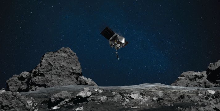 Tölvuteiknuð mynd af Osiris-Rex að nálgast yfirborð Bennu. Geimfarið lendir ekki á yfirborðinu til að taka sýnið heldur teygir niður hreyfiarm sem þyrlar upp efni á yfirborðinu og grípur það.