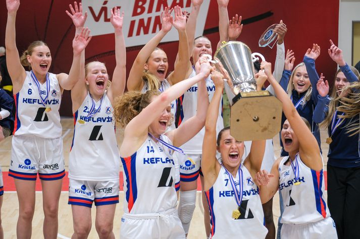Fyrirliðar Keflavíkur lyfta bikarnum í dag. Sara Rún Hinriksdóttir, Katla Rún Garðarsdóttir og Anna Ingunn Svansdóttir lyfta honum saman og liðsfélagar þeirra fagna.