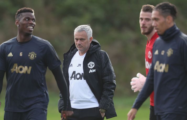 José Mourinho fylgist með Paul Pogba á æfingu með Manchester United.