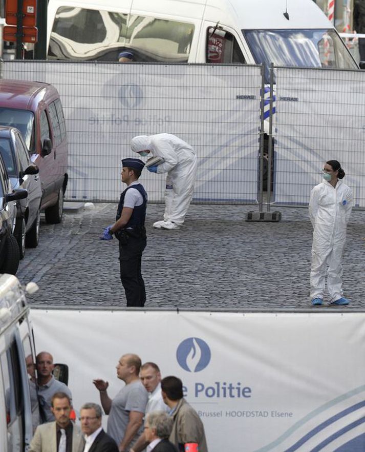 Blásið hefur verið til allsherjarleitar að byssumanninum sem myrti þrjá og særði einn á laugardag.