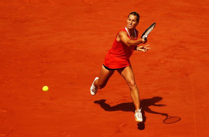 Stosur á rauðum leirvellinum í París í dag.