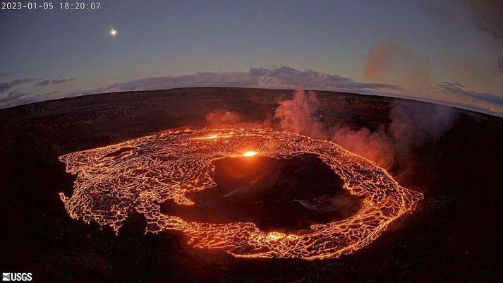 Glóandi hraun í Halemaumau, toppgíg Kilauea á Havaí í gær.