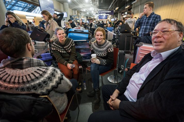 Þúsundir farþega voru strandaglópar í flugstöð Leifs Eiríkssonar í gær.