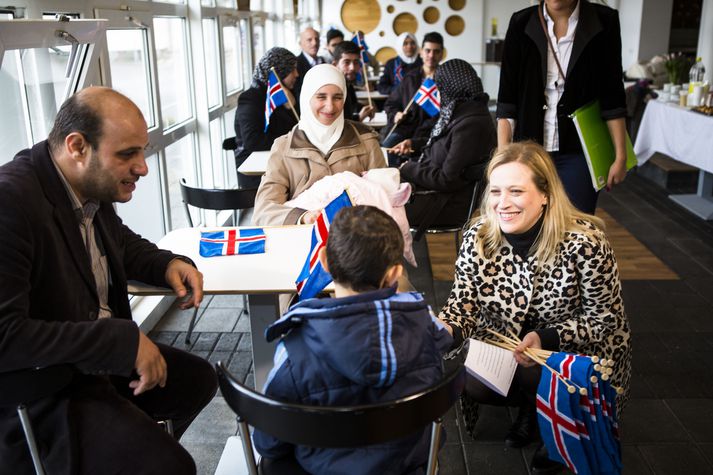 Eygló Harðardóttir, félags- og húsnæðismálaráðherra, tók á móti hópi flóttafólks í Hafnarborg í Hafnarfirði seinnipartinn í gær. 