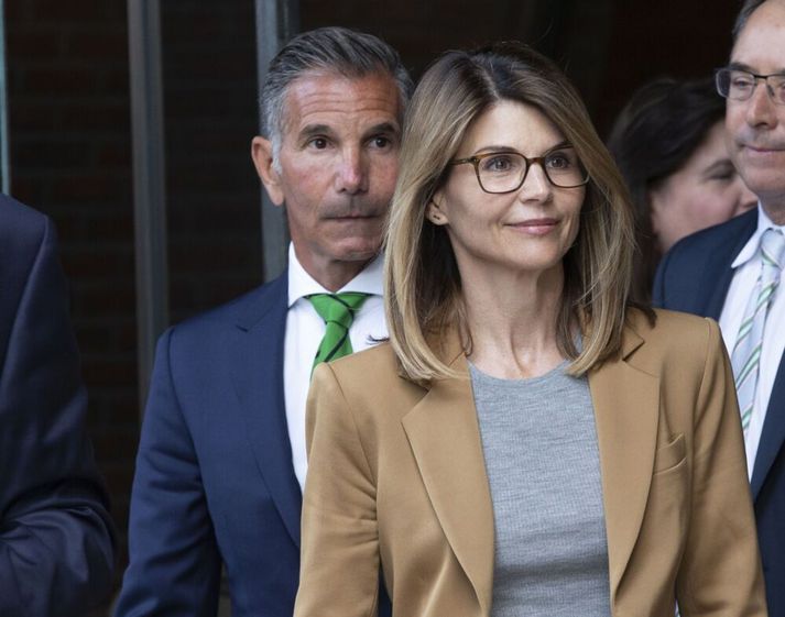Lori Loughlin og Mossimo Giannulli yfirgefa dómsal árið 2019.