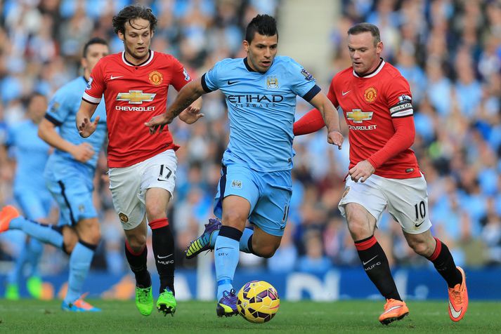 Daley Blind og Wayne Rooney reyna að ná boltanum af Sergio Agüero í leiknum á Etihad-vellinum fyrr í vetur.