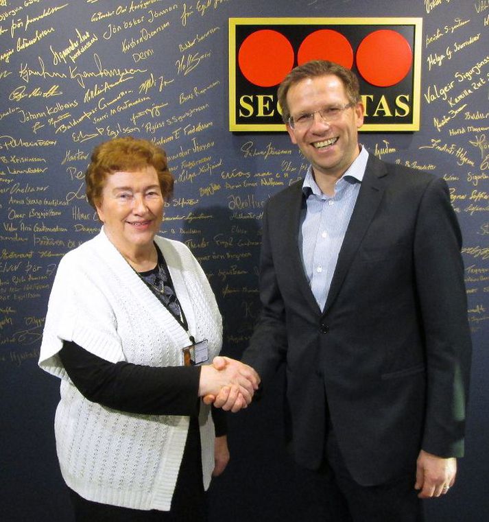 Guðmundur Arason, forstjóri Securitas hf., og Jóna Valgerður Kristjánsdóttir, formaður LEB, handsala samkomulagið.