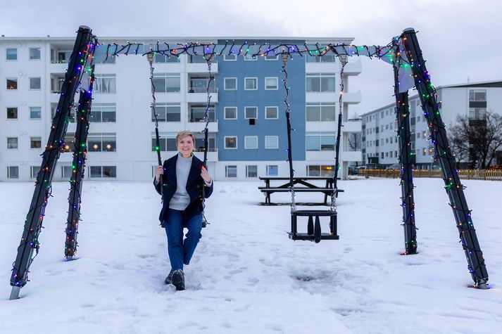 Kristrún Frostadóttir formaður Samfylkingarinnar, segir fyrsta sigur dagsins felast í því að koma öllum út úr húsi á morgnana. Með eina tíu mánaða dóttur heima hefur hún lært að klæða sig ekki fyrir daginn fyrr en nokkrum mínútum áður en hún fer út úr húsi sjálf.