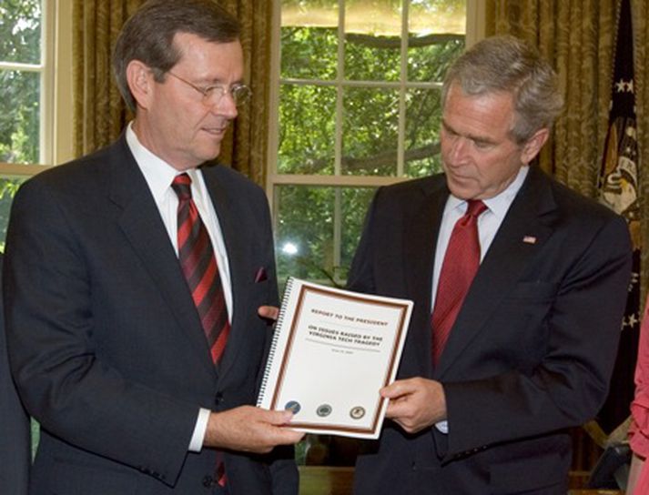 Bush ásamt Mike Leavitt, heilbrigðisráðherra Bandaríkjanna.