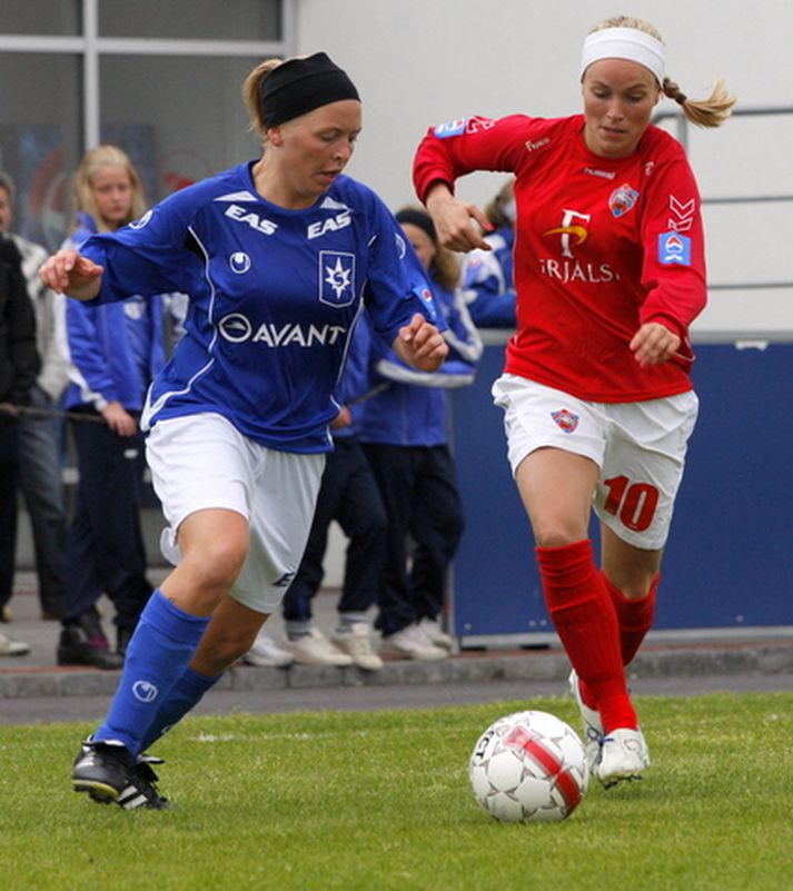 Dóra María Lárusdóttir, leikmaður Vals (til hægri á myndinni), var kjörin besti leikmaður síðasta sumars af leikmönnum efstu deildar kvenna.