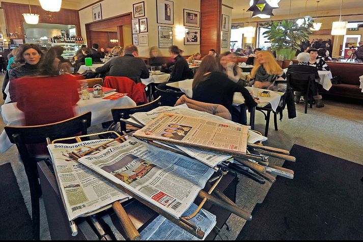 Eintök af Wiener Zeitung á kaffihúsi í Vín í Austurríki. Dagblaðið hættir nú að koma út en það gerir tilkall til þess að vera elsta dagblað í heimi. Það hefur komið út í meira en þrjú hundruð ár.