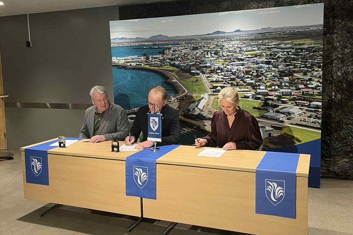 Frá undirrituninni í morgun.