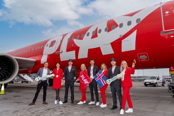 Hér fagna Play-liðar því þegar Dyflinni bættist við sem áfangastaður flugfélagsins í apríl 2022. 