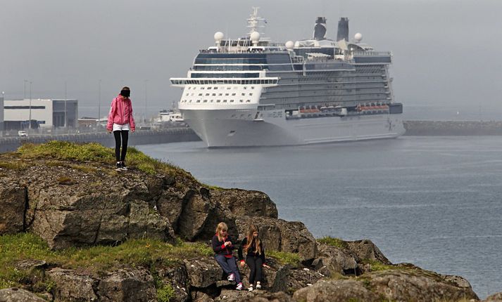 Skemmtiferðaskipið Celebrity Eclipse er væntanlegt til Reykjavíkur á þriðjudag. Í skipinu eru meðal annars spilavíti, leikhús, kvikmyndasalur, listagallerí, bókasafn, sundlaugar og fjöldi veitingastaða.