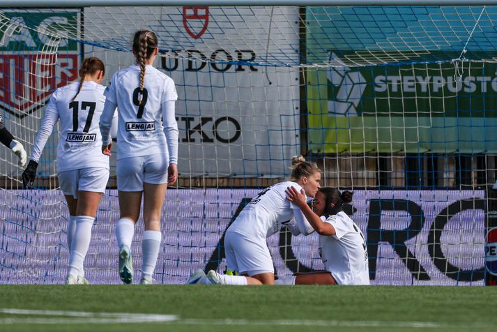 Olga Sevcova fagnar með Allison Lowry sem skoraði tvívegis fyrir ÍBV gegn Fram.