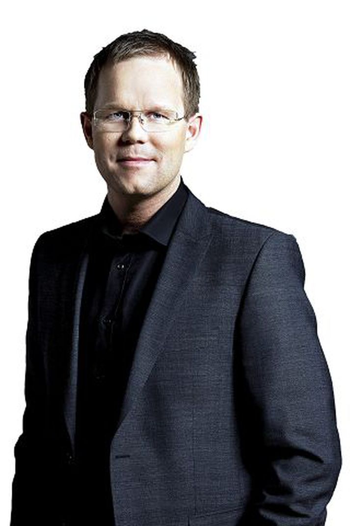 Íslensk sunnudagskvöld 
Þáttaraðirnar Hamarinn og Fangavaktin verða sýndar á svipuðum tíma, hvor á sinni stöðinni. Hamarinn verður klukkan 20.10 á RÚV en Fangavaktin hefst klukkan 20.30. Pálmi Guðmundsson, sjónvarpsstjóri Stöðvar 2, vonar að einhver lausn finnist á þessu vandamáli en Þórhallur Gunnarsson kveðst ekki geta fært til í sinni dagskrá, glæpatengt efni megi ekki vera of snemma á dagskrá. <B>Reynir Lyngdal telur þennan árekstur vera bagalegan og biðlar til sjónvarpsstjóranna að þeir finni leið út úr vandanum.</B>