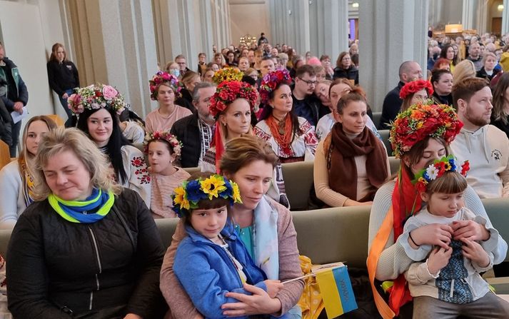 Hópur fólks mætti í úkraínskum þjóðbúningum á friðartónleikana í Hallgrímskirkju.