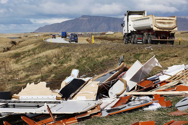 Eigandi þessa hjólhýsis ók af stað í of miklum vindi.