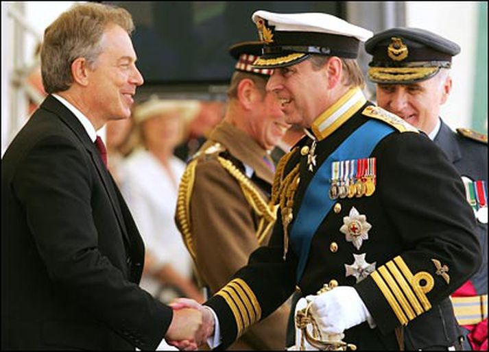 Andrew prins, hægra megin, tekur í hönd Tony Blair, fyrrum forsætisráðherra Bretlands.