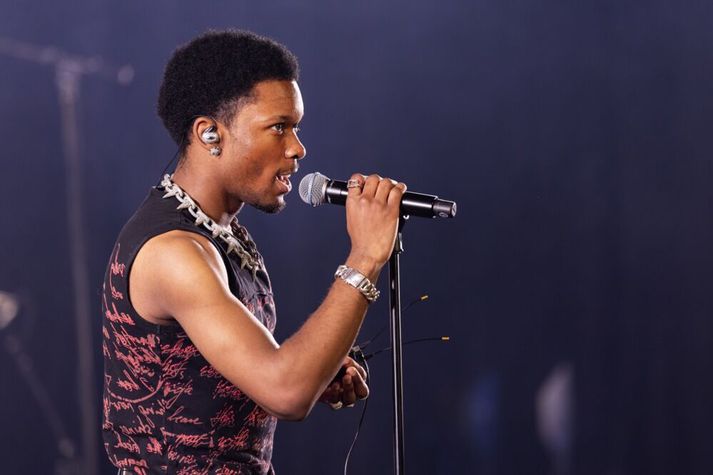 Söngvarinn hefur verið handtekinn vegna gruns um að hafa myrt táningsstúlku. 