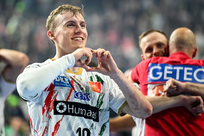 Gísli Þorgeir Kristjánsson fagnar sigri í Meistaradeildinni í gær og fyrir aftan hann má sjá Ómar Inga Magnússon faðma einn starfsmann liðsins.