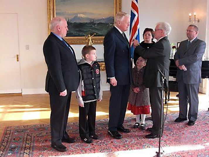 Merki afhent Guðmundur Bjarnason, formaður Hjartaheilla, afhenti Ólafi Ragnari Grímssyni, forseta og verndara söfnunarinnar, merki samtakanna á Bessastöðum í gær.