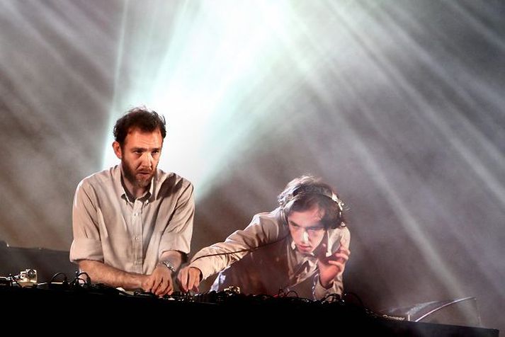 2 Many DJ‘s spilar á laugardagskvöld.