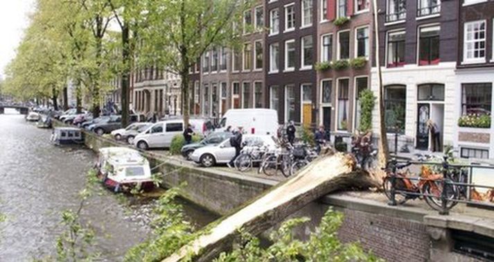Tré féll við í Amsterdam með þeim afleiðingum að kona lést.