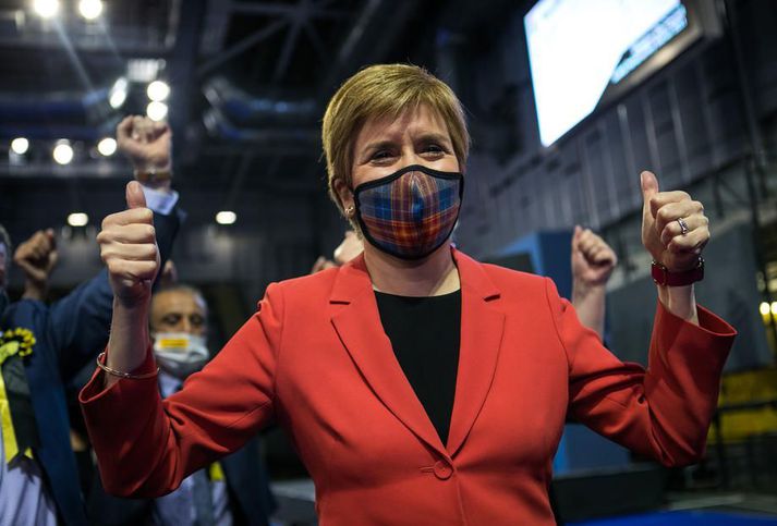 Nicola Sturgeon fagnar á kosningavöku Skoska þjóðarflokksins.