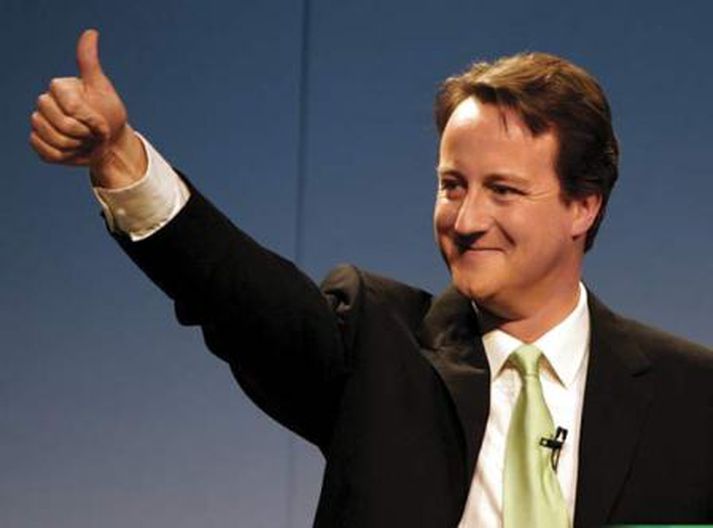 David Cameron er að vonum sáttur enda stefnir allt í að hann verði næsti forsætisráðherra Bretlands.