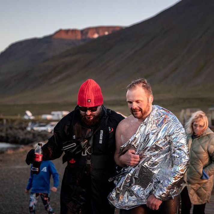 Sigurgeir kláraði sundið rúmlega 21 í gærkvöldi eftir fjóra og hálfan tíma í sjónum.