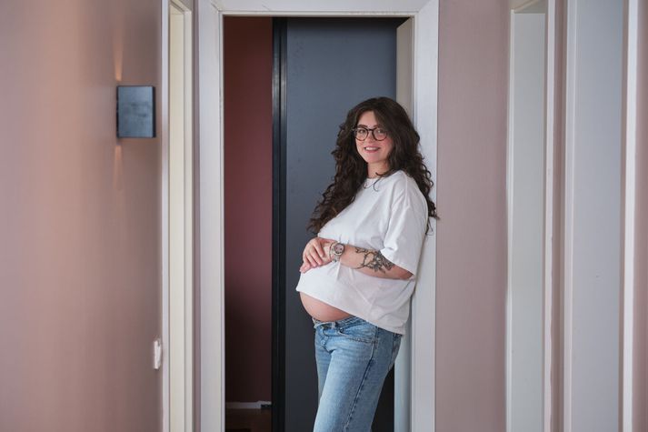Myndlistarkonan og áhrifavaldurinn Margrét Sól hefur undanfarnar vikur málað íbúðina sína með fjölbreyttum litum frá Slippfélaginu. Í anddyri hennar og gangi varð liturinn Mildur 2 fyrir valinu. „Það er svo róandi bleikur litur,“ segir Margrét Sól.