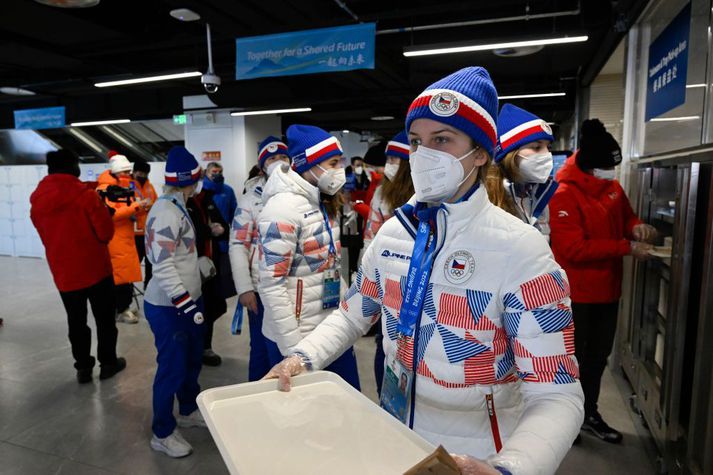 Íþróttafólkið á Vetrarólympíuleikunum í Peking þarf að fá nóg að borða og til þess er séð í ólympíuþorpinu.